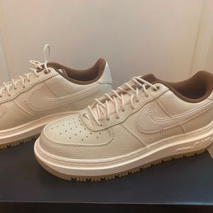 Nike Air Force 1 Luxe